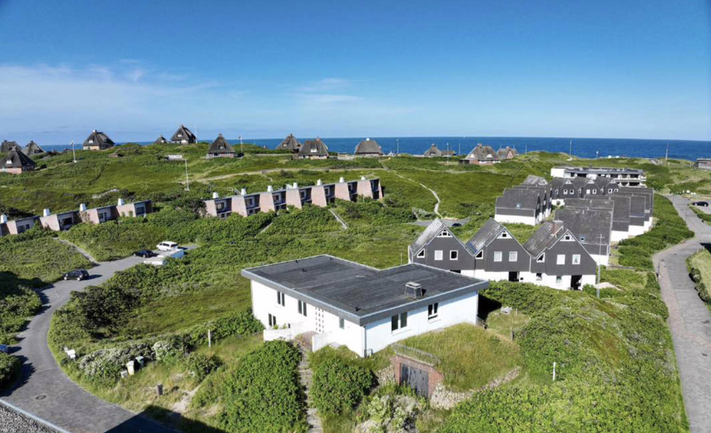 Neubau-Strandhäuser in den Dünen von Hörnum nahe der Nordsee - Luftaufnahme
