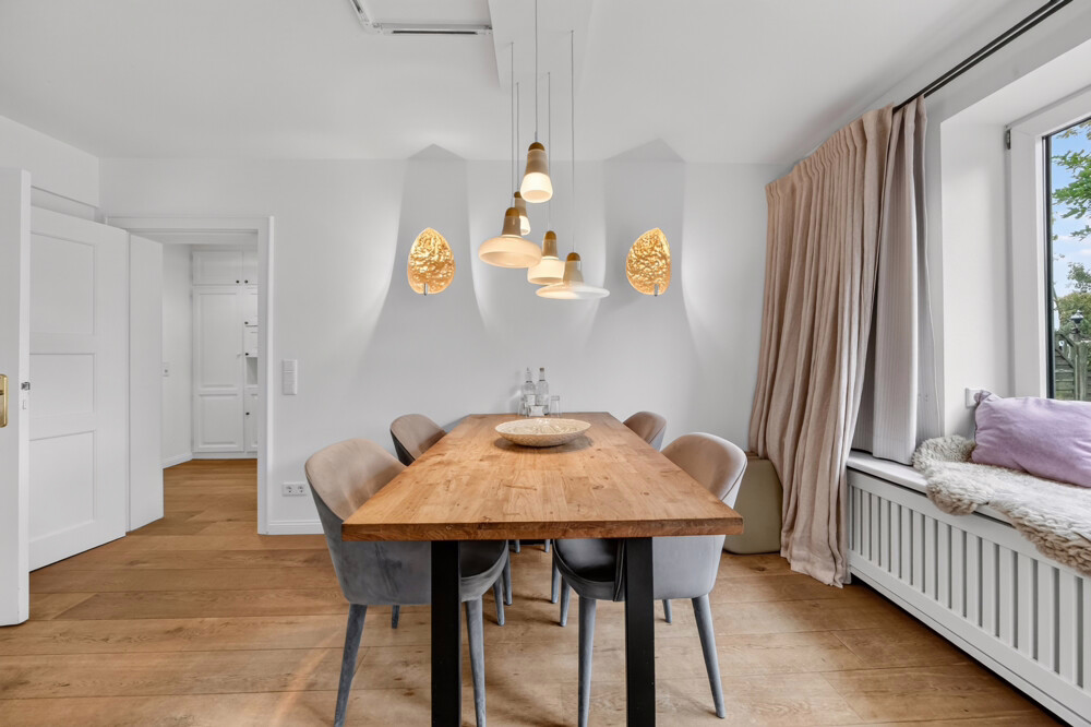 Zwei Wohnungen. Ein Grundstück. Viele Möglichkeiten. - Sitzecke im Wohnzimmer