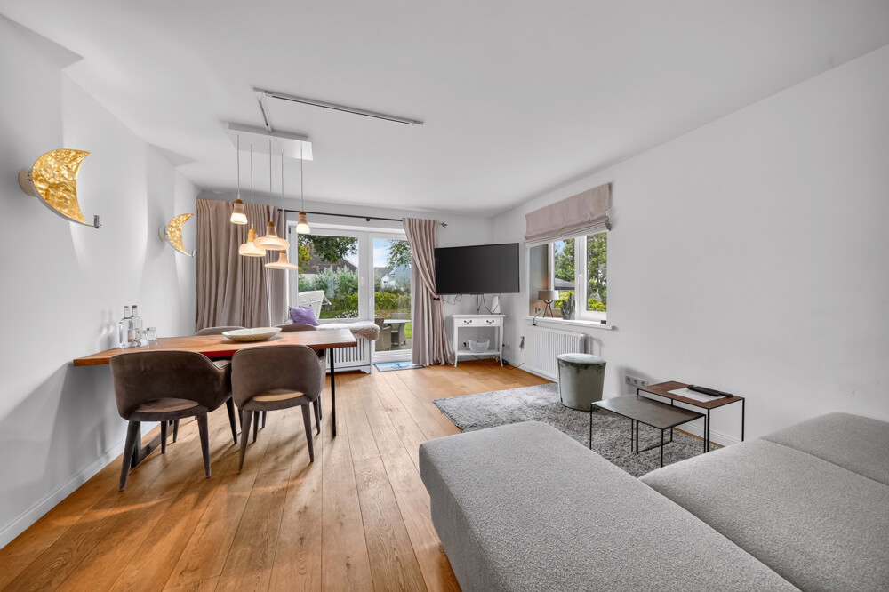 Zwei Wohnungen. Ein Grundstück. Viele Möglichkeiten. - Wohnzimmer mit Blick ins Grüne