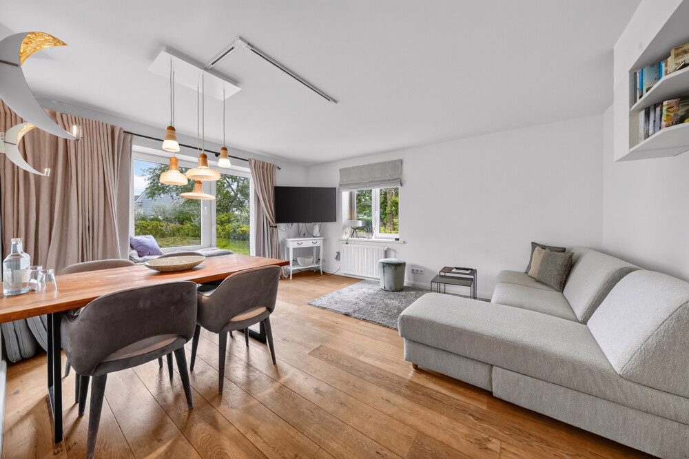 Zwei Wohnungen. Ein Grundstück. Viele Möglichkeiten. - Wohnzimmer mit Blick ins Grüne