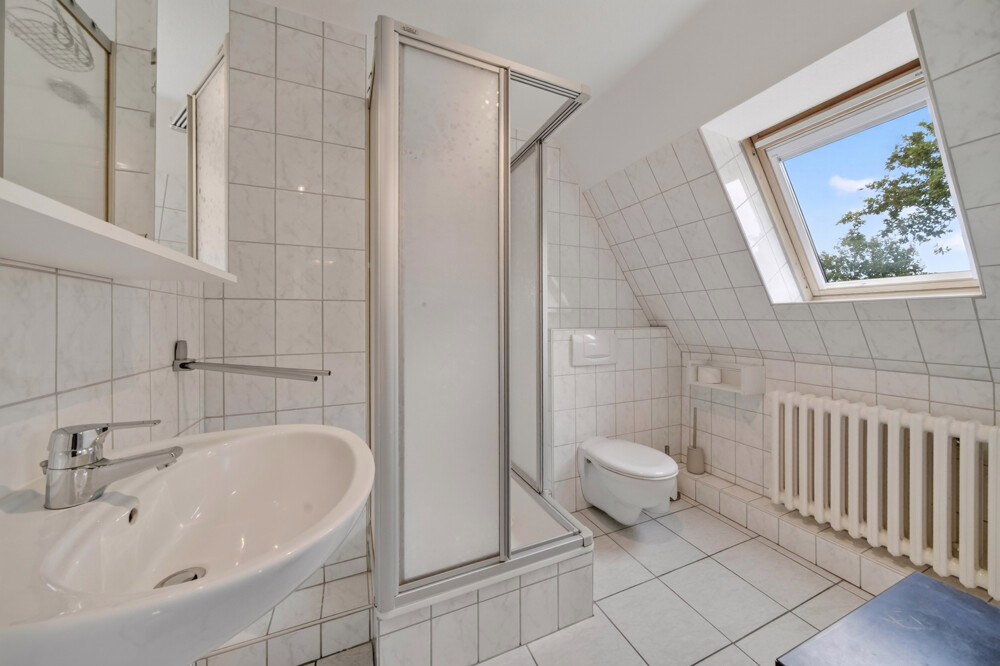 Zwei Wohnungen. Ein Grundstück. Viele Möglichkeiten. - Badezimmer im Obergeschoss