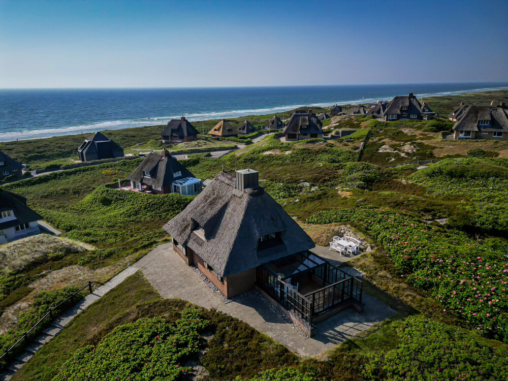 Traumhaus unter Reet mit sensationellem Meerblick - Luftaufnahme