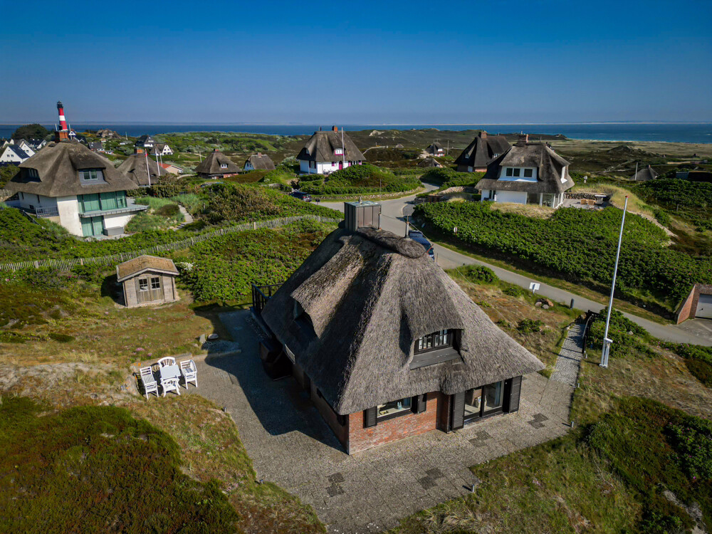 Traumhaus unter Reet mit sensationellem Meerblick - Luftaufnahme