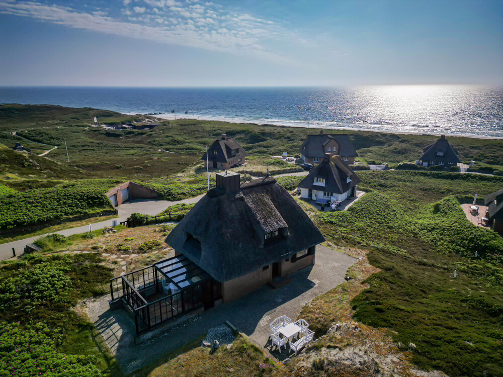 Traumhaus unter Reet mit sensationellem Meerblick - Luftaufnahme