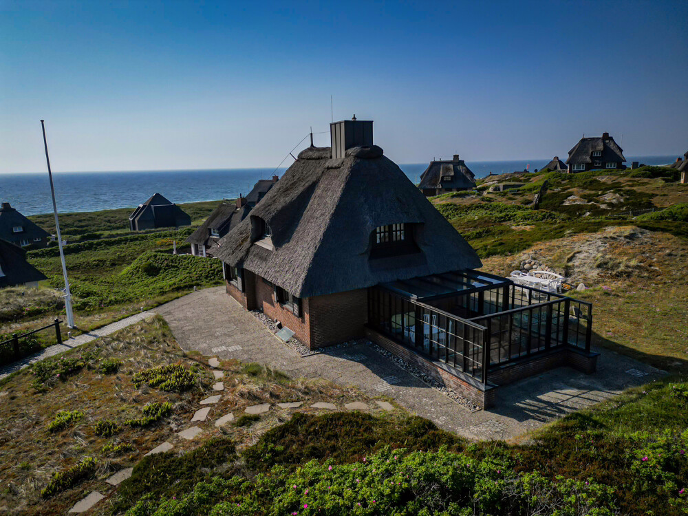 Traumhaus unter Reet mit sensationellem Meerblick - Luftaufnahme