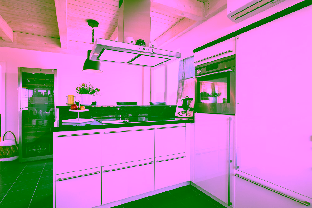 Nordisches Wohngefühl in Meeresnähe - Küche mit eleganter Naturstein-Arbeitsplatte aus Granit