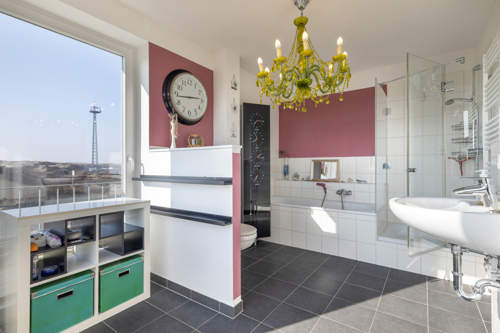 Nordisches Wohngefühl in Meeresnähe - Badezimmer mit traumhaftem Blick auf die Dünen