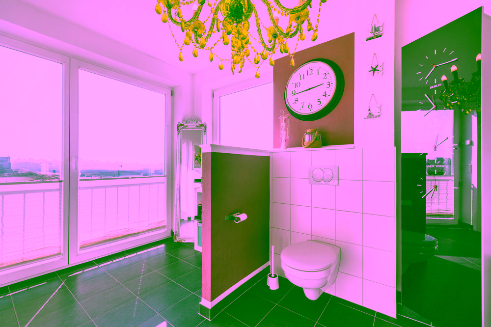 Nordisches Wohngefühl in Meeresnähe - Helles Badezimmer mit Panoramablick auf die Dünenlandschaft