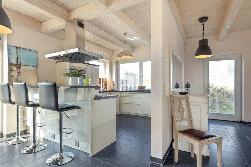 Nordisches Wohngefühl in Meeresnähe - Modern ausgestattete Küche mit integriertem Tresen