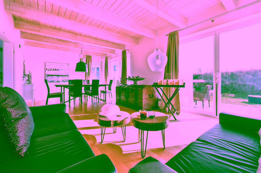 Nordisches Wohngefühl in Meeresnähe - Helles Wohnzimmer mit großer Fensterfront und gemütlicher Essecke