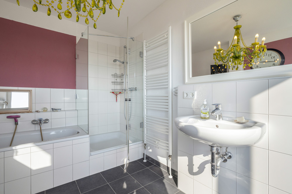 Nordisches Wohngefühl in Meeresnähe - Badezimmer mit Badewanne und separater Dusche ausgestattet