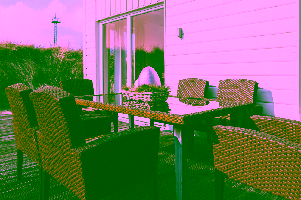 Nordisches Wohngefühl in Meeresnähe - Vom Wohnzimmer führt der Weg direkt auf die Terrasse