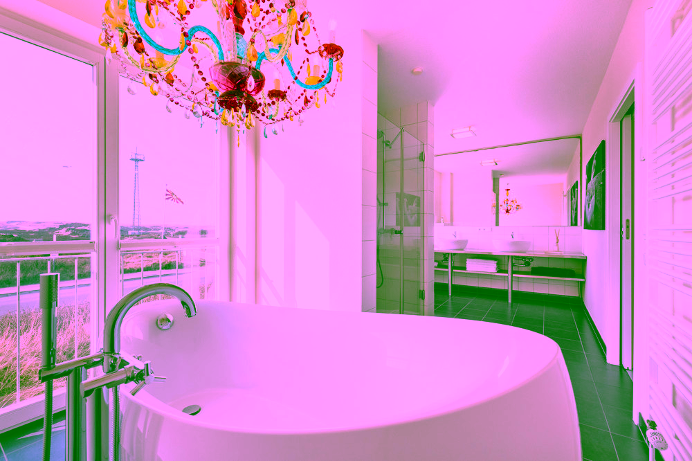 Nordisches Wohngefühl in Meeresnähe - Freistehende Badewanne als stilvolles Highlight im Bad