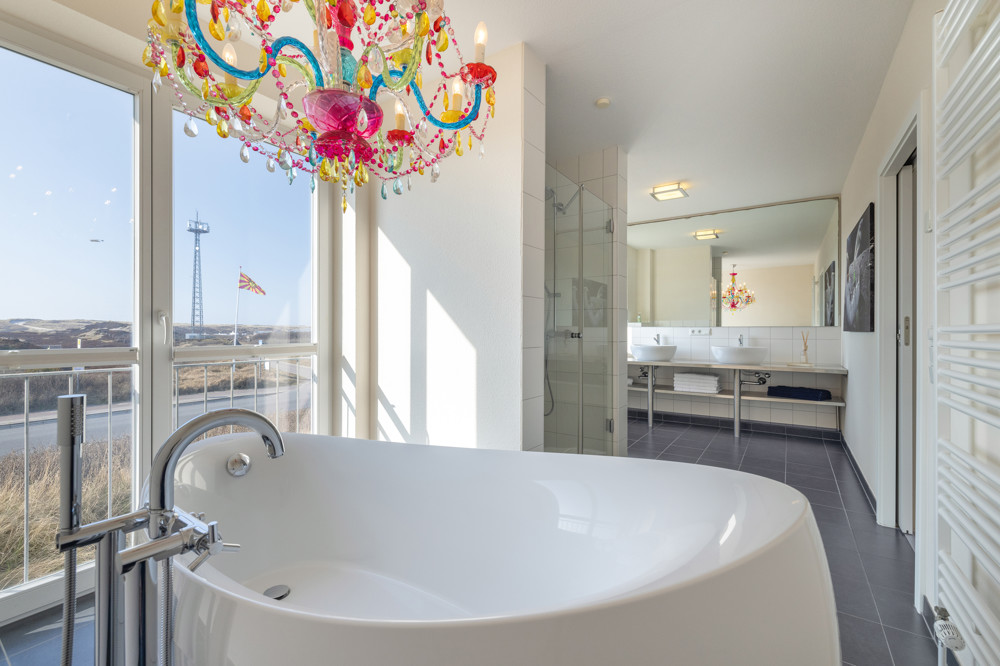 Nordisches Wohngefühl in Meeresnähe - Freistehende Badewanne als stilvolles Highlight im Bad