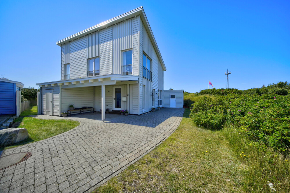 Hausansicht mit Auffahrt