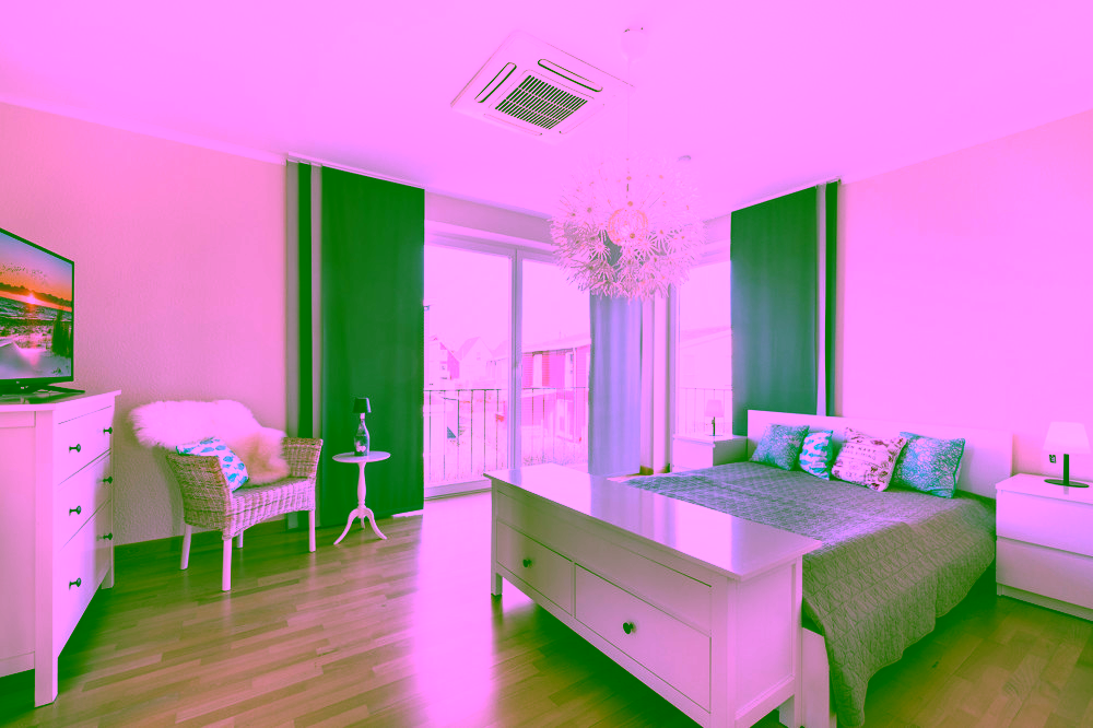 Nordisches Wohngefühl in Meeresnähe - Dank der Klimaanlage bietet das Schlafzimmer idealen Schlafkomfort