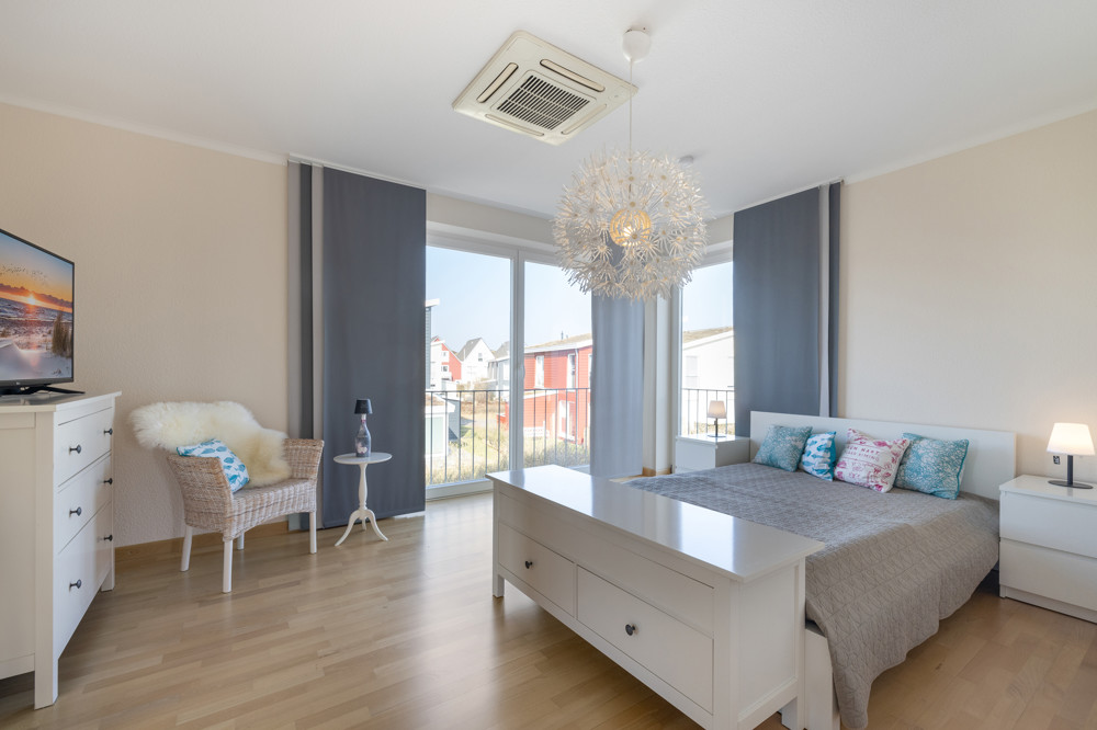 Nordisches Wohngefühl in Meeresnähe - Dank der Klimaanlage bietet das Schlafzimmer idealen Schlafkomfort