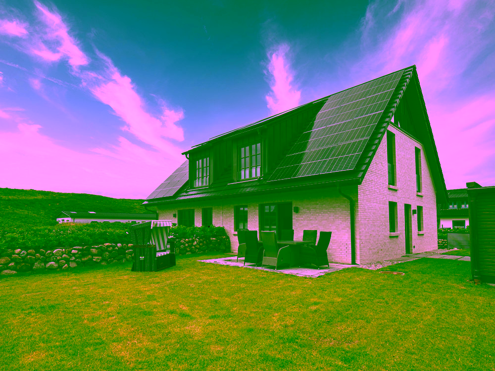 Strandnah, exklusiv und großzügig – Neubauhaushälfte in ruhiger Lage von Rantum - Hausansicht aus dem Garten