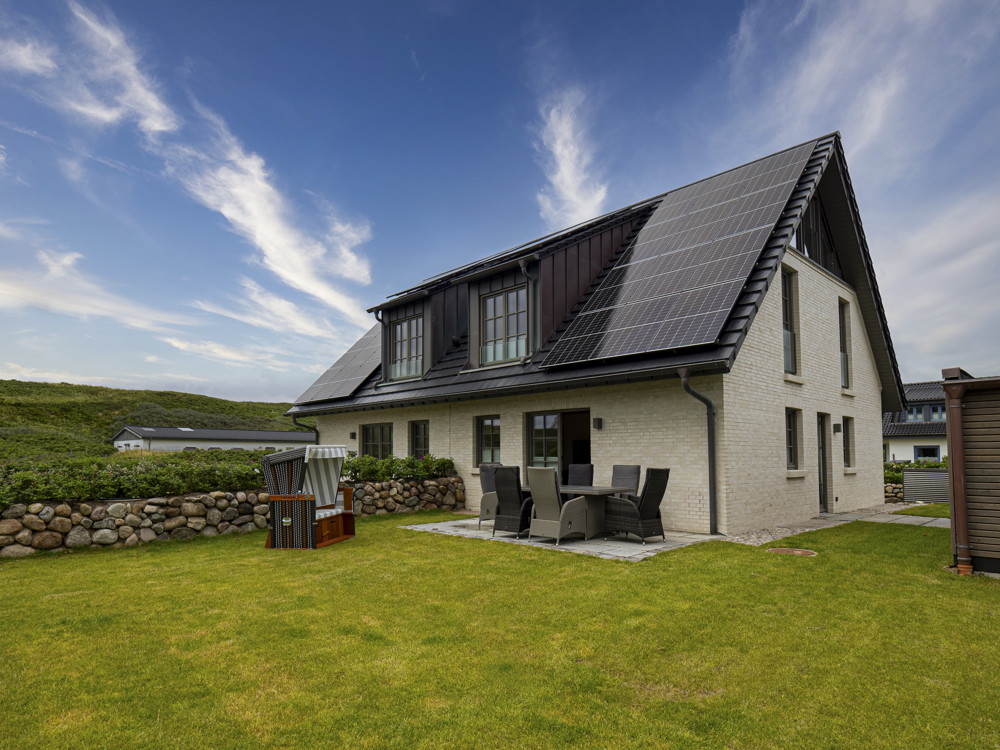 Strandnah, exklusiv und großzügig – Neubauhaushälfte in ruhiger Lage von Rantum - Hausansicht aus dem Garten