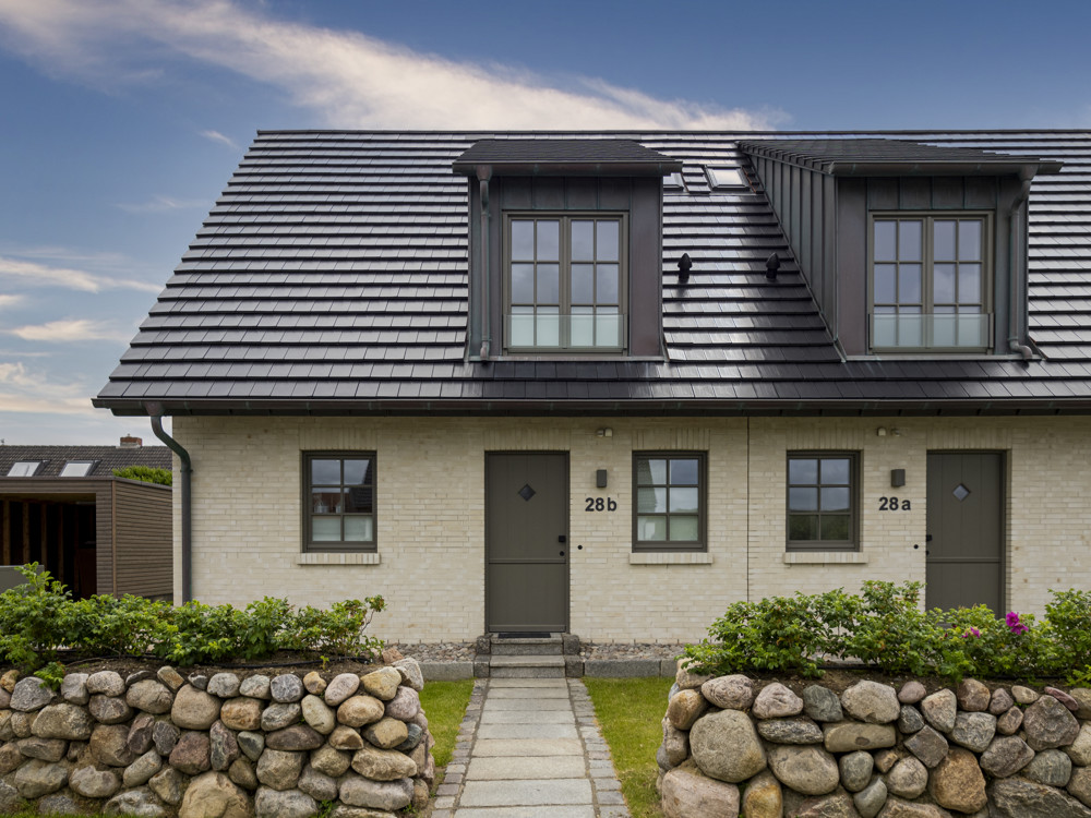 Strandnah, exklusiv und großzügig – Neubauhaushälfte in ruhiger Lage von Rantum - Objekt Vorderansicht