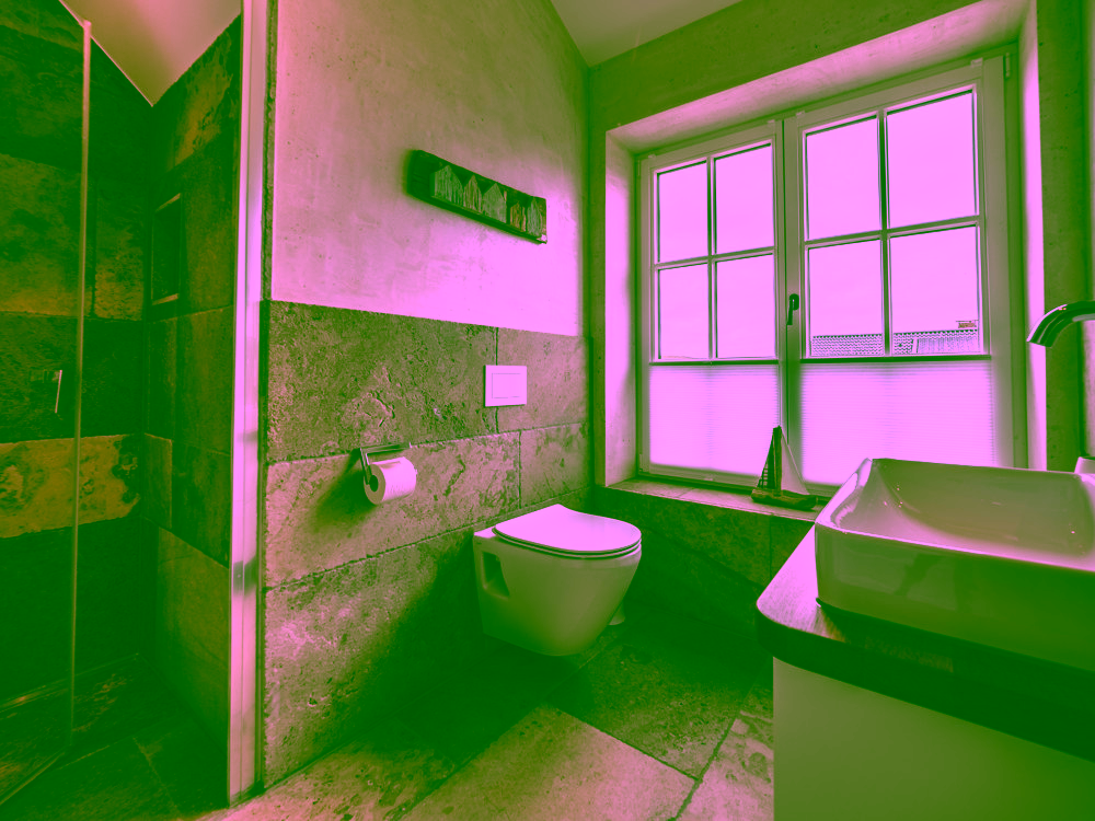 Strandnah, exklusiv und großzügig – Neubauhaushälfte in ruhiger Lage von Rantum - Große Natursteinfliesen im Badezimmer