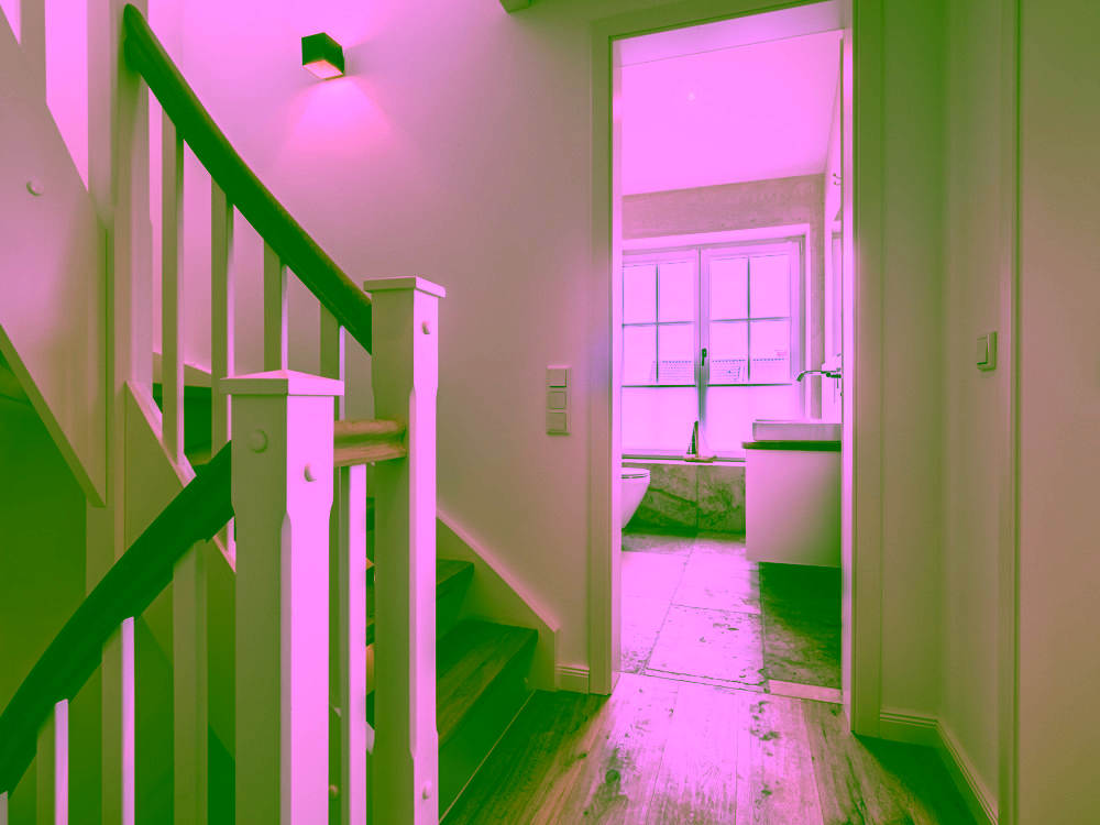 Strandnah, exklusiv und großzügig – Neubauhaushälfte in ruhiger Lage von Rantum - Helles Treppenhaus