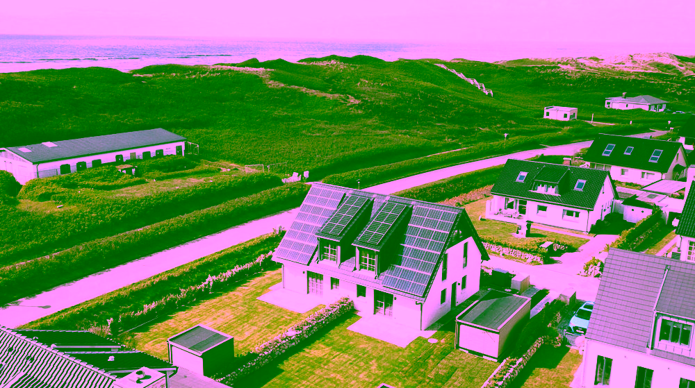 Strandnah, exklusiv und großzügig – Neubauhaushälfte in ruhiger Lage von Rantum - Luftaufnahme