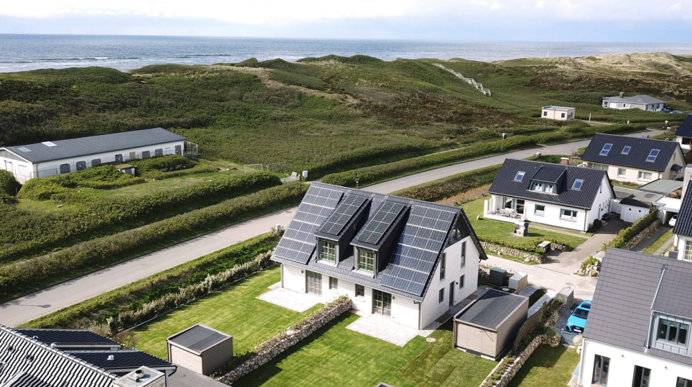 Strandnah, exklusiv und großzügig – Neubauhaushälfte in ruhiger Lage von Rantum - Luftaufnahme