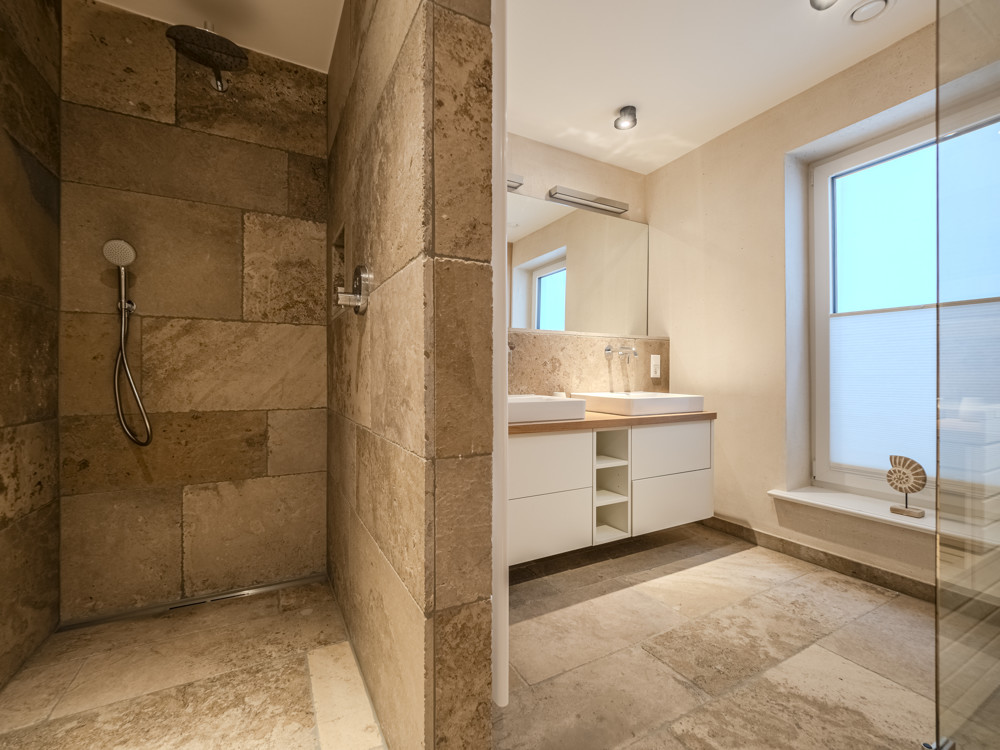 Strandnah, exklusiv und großzügig – Neubauhaushälfte in ruhiger Lage von Rantum - Badezimmer UG