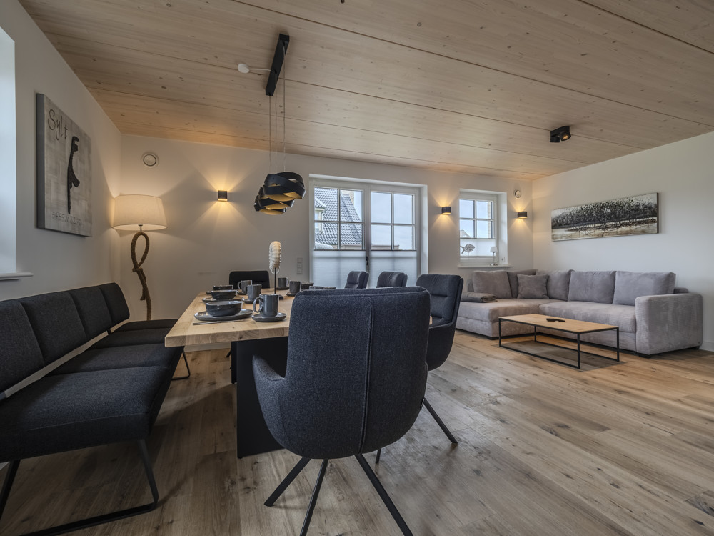 Strandnah, exklusiv und großzügig – Neubauhaushälfte in ruhiger Lage von Rantum - Wohn- Essbereich