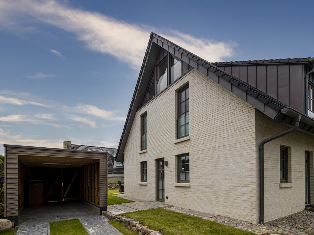 Strandnah, exklusiv und großzügig – Neubauhaushälfte in ruhiger Lage von Rantum - Carport