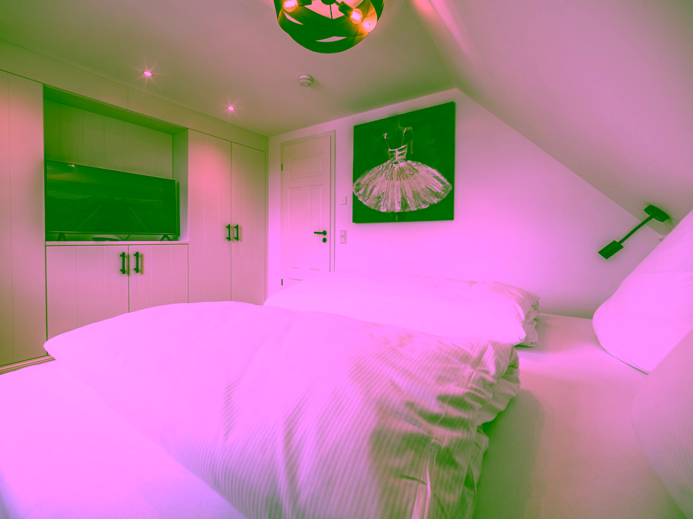 Strandnah, exklusiv und großzügig – Neubauhaushälfte in ruhiger Lage von Rantum - Schlafzimmer 1 mit hochwertigen Tischlereieinbauten