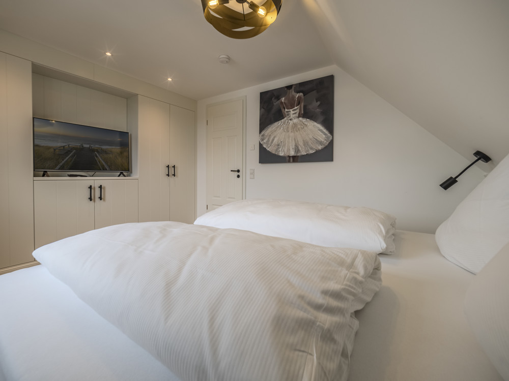 Strandnah, exklusiv und großzügig – Neubauhaushälfte in ruhiger Lage von Rantum - Schlafzimmer 1 mit hochwertigen Tischlereieinbauten