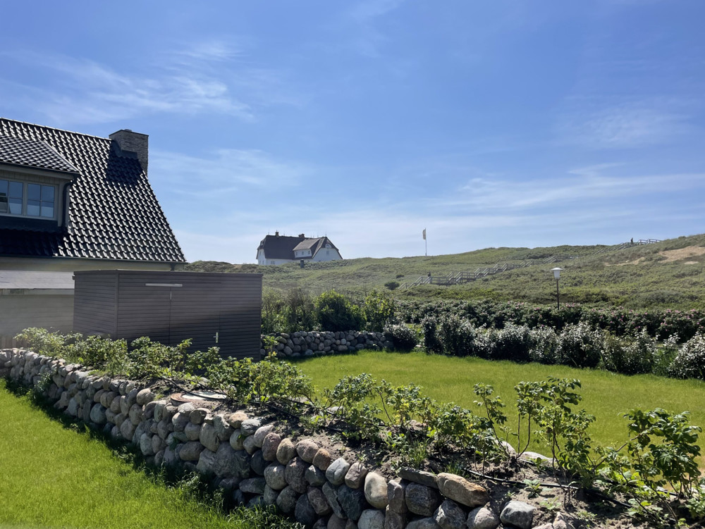 Strandnah, exklusiv und großzügig – Neubauhaushälfte in ruhiger Lage von Rantum - Blick auf den Strandübergang