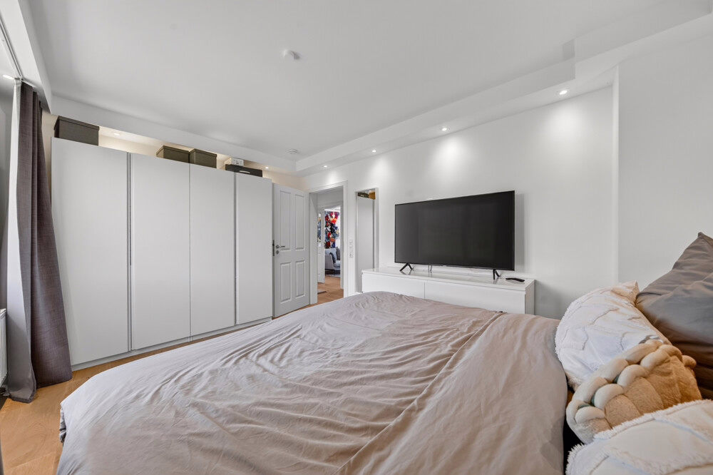 Golf am Morgen, Sonne am Abend – Hochwertig sanierte 4-Zimmer-Wohnung zwischen Golfplatz & Meer - Schlafzimmer
