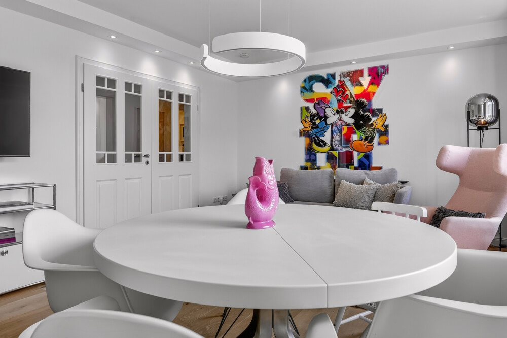 Golf am Morgen, Sonne am Abend – Hochwertig sanierte 4-Zimmer-Wohnung zwischen Golfplatz & Meer - Esstisch