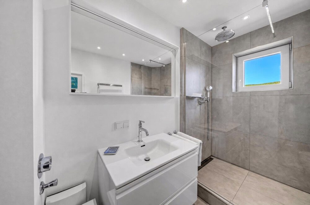 Golf am Morgen, Sonne am Abend – Hochwertig sanierte 4-Zimmer-Wohnung zwischen Golfplatz & Meer - Badezimmer