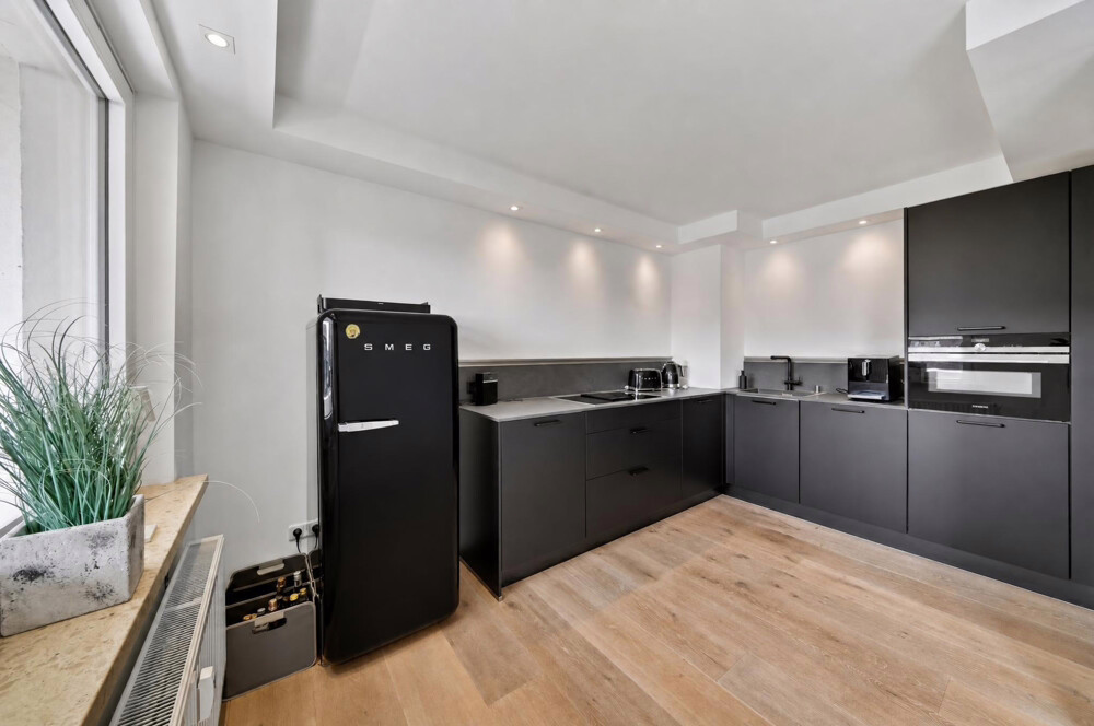 Golf am Morgen, Sonne am Abend – Hochwertig sanierte 4-Zimmer-Wohnung zwischen Golfplatz & Meer - Moderne Küchenzeile