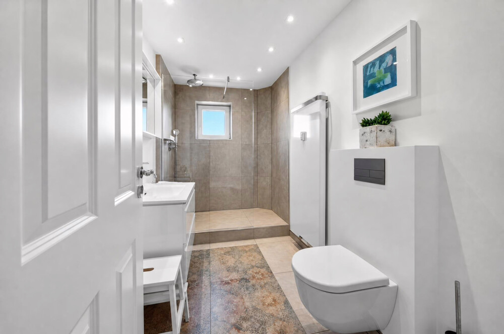 Golf am Morgen, Sonne am Abend – Hochwertig sanierte 4-Zimmer-Wohnung zwischen Golfplatz & Meer - Badezimmer