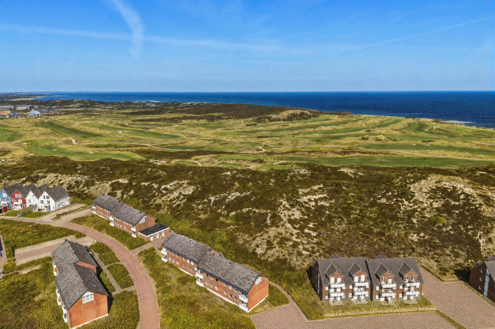 Golf am Morgen, Sonne am Abend – Hochwertig sanierte 4-Zimmer-Wohnung zwischen Golfplatz & Meer - Luftansicht Golfplatz