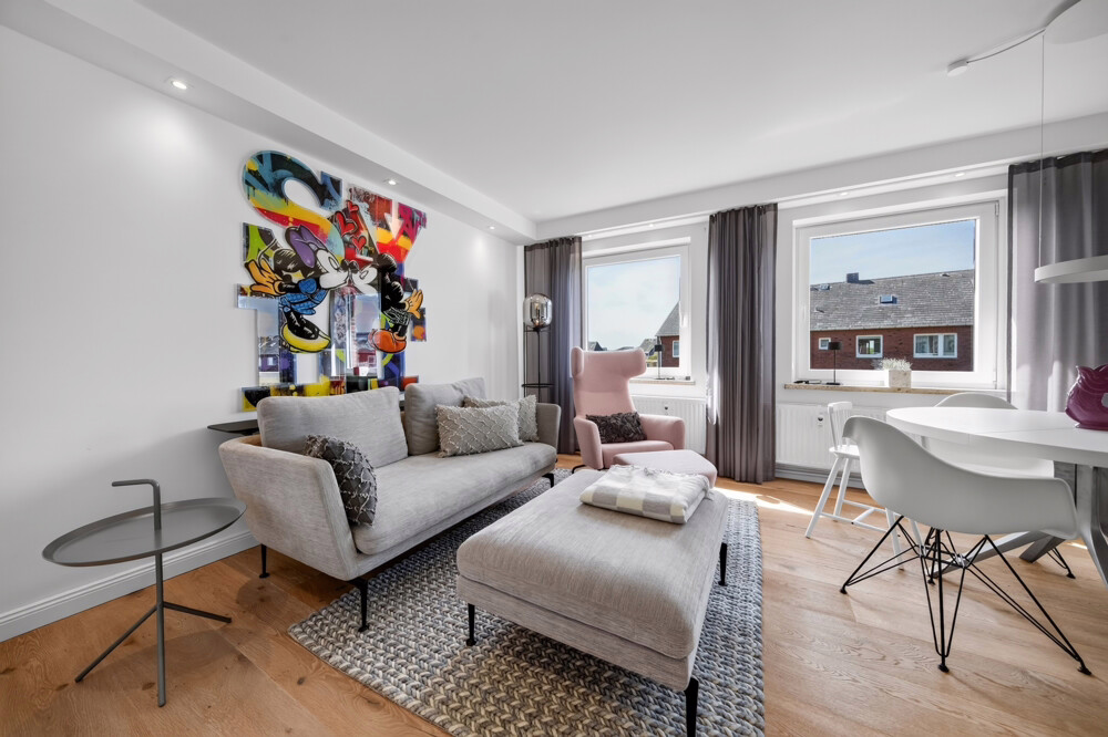 Golf am Morgen, Sonne am Abend – Hochwertig sanierte 4-Zimmer-Wohnung zwischen Golfplatz & Meer - großzügiges Wohnzimmer