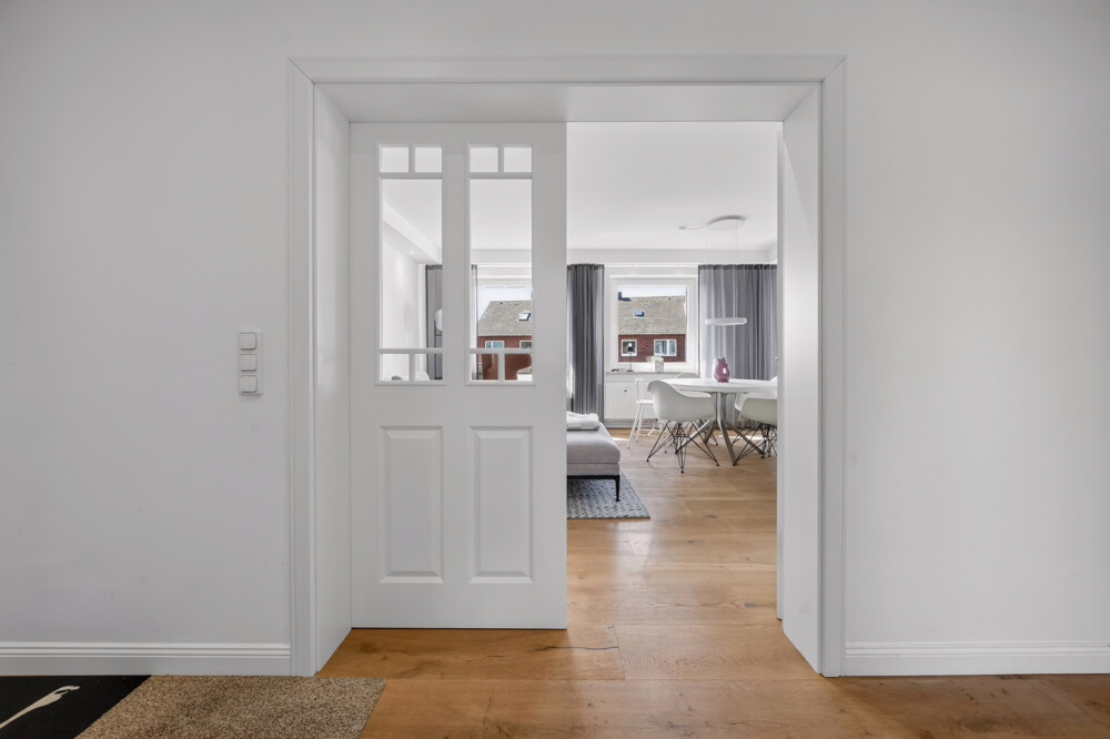 Golf am Morgen, Sonne am Abend – Hochwertig sanierte 4-Zimmer-Wohnung zwischen Golfplatz & Meer - Blick ins Wohnzimmer