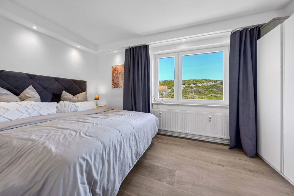 Golf am Morgen, Sonne am Abend – Hochwertig sanierte 4-Zimmer-Wohnung zwischen Golfplatz & Meer - Schlafzimmer