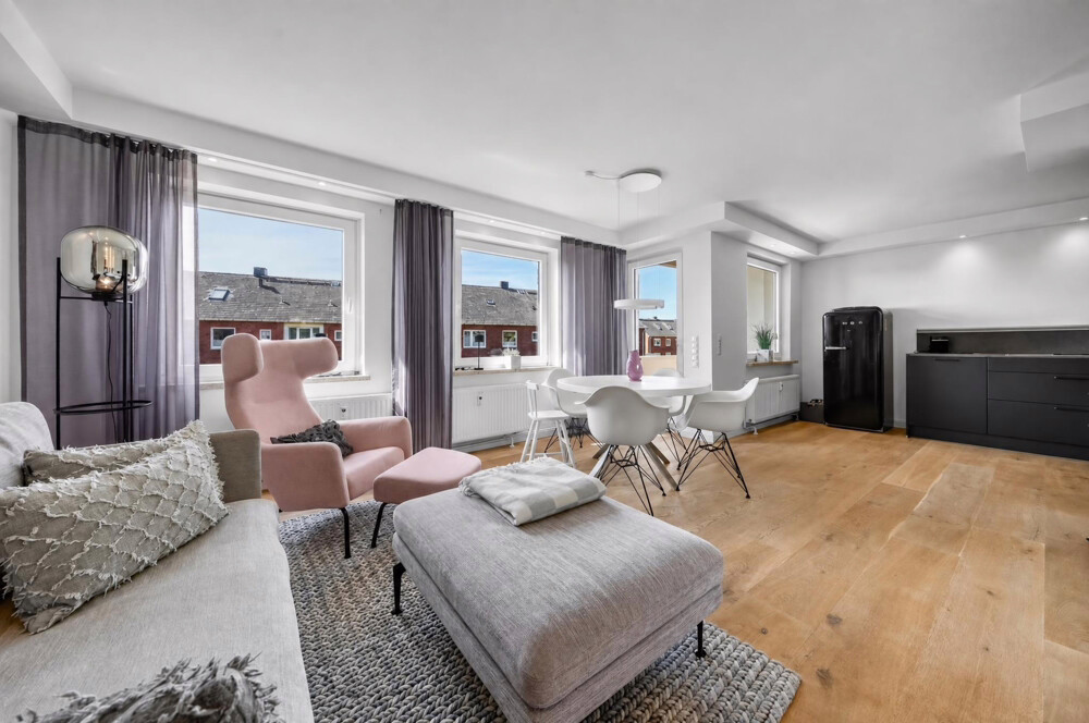 Golf am Morgen, Sonne am Abend – Hochwertig sanierte 4-Zimmer-Wohnung zwischen Golfplatz & Meer - großzügiges Wohnzimmer mit Zugang zum Balkon