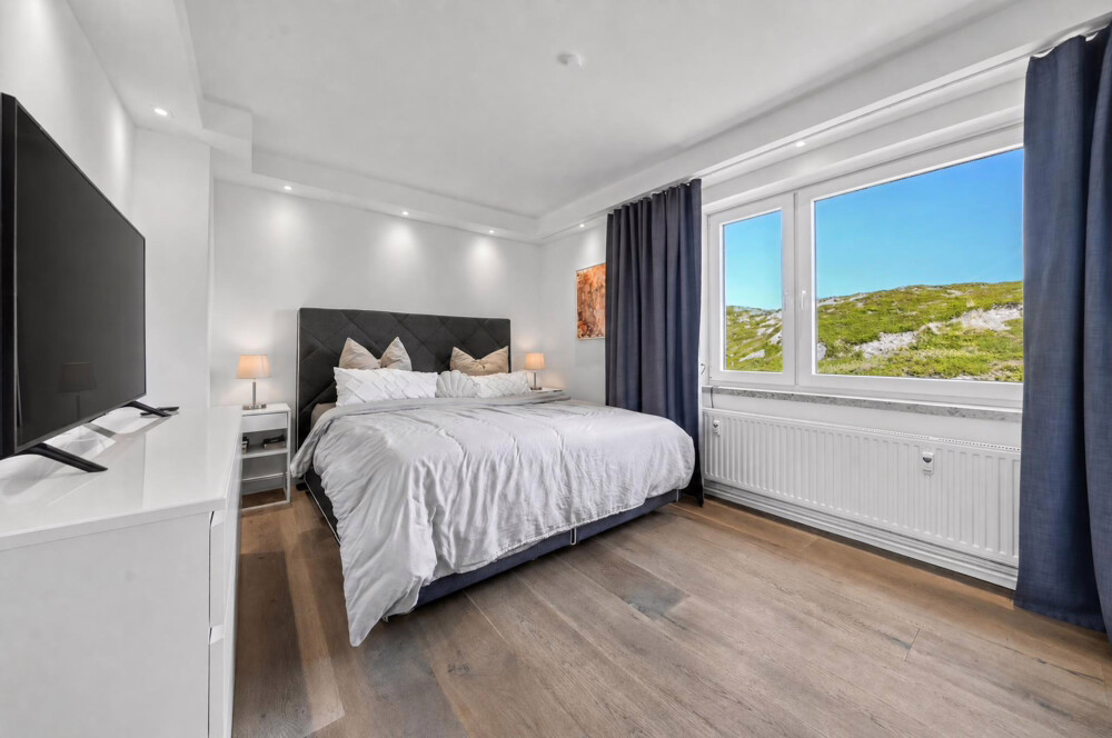 Golf am Morgen, Sonne am Abend – Hochwertig sanierte 4-Zimmer-Wohnung zwischen Golfplatz & Meer - Schlafzimmer mit Blick in die Dünen