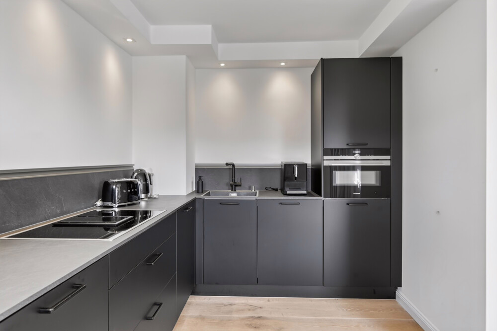 Golf am Morgen, Sonne am Abend – Hochwertig sanierte 4-Zimmer-Wohnung zwischen Golfplatz & Meer - Moderne Küchenzeile