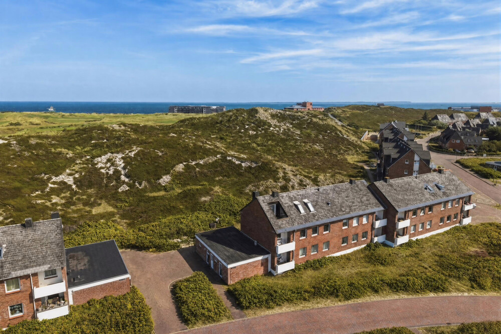Golf am Morgen, Sonne am Abend – Hochwertig sanierte 4-Zimmer-Wohnung zwischen Golfplatz & Meer - Luftansicht