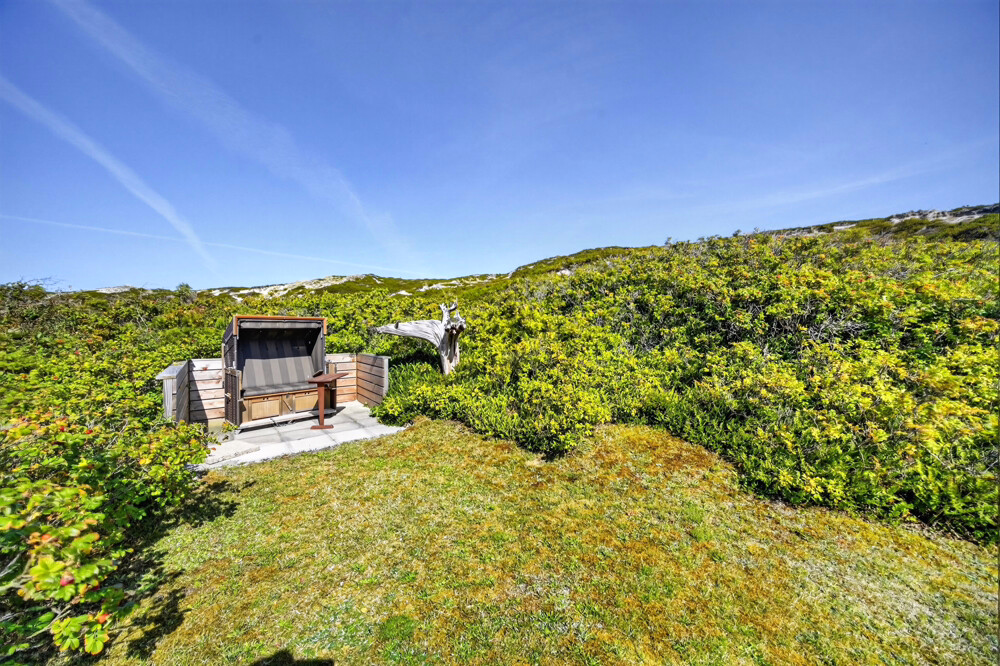 Golf am Morgen, Sonne am Abend – Hochwertig sanierte 4-Zimmer-Wohnung zwischen Golfplatz & Meer - Sitzecke mit Strandkorb