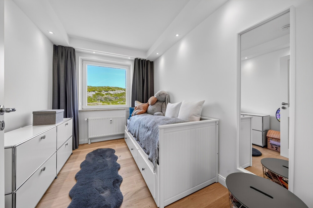 Golf am Morgen, Sonne am Abend – Hochwertig sanierte 4-Zimmer-Wohnung zwischen Golfplatz & Meer - Kinderzimmer