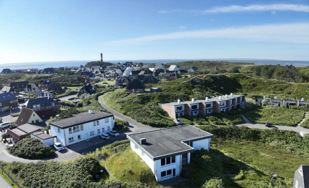 Neubau-Strandhäuser in den Dünen von Hörnum nahe der Nordsee - Luftaufnahme